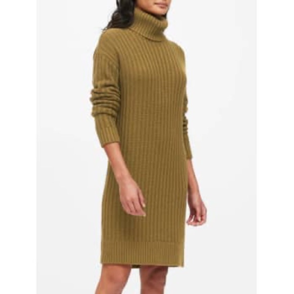 NWT. Banana Republic chunky turtleneck sweater dress in a rib-knit style. M.